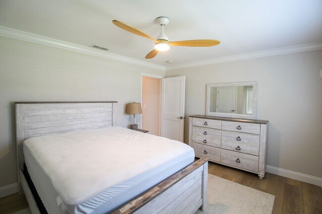 Building Photo - Luxury Annual Rental with Resort-Style Pool on Longboat Key