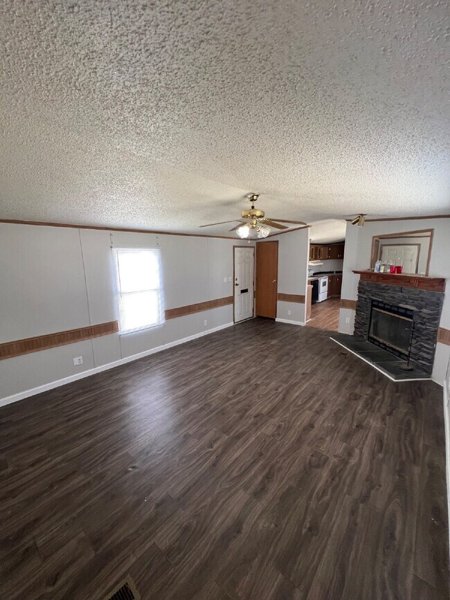 Building Photo - 2 BR | 2 BA in Pikeville! Trash Pick-Up Included!