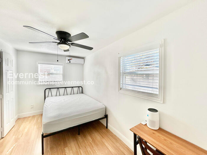 Building Photo - 8633 Westglen Dr