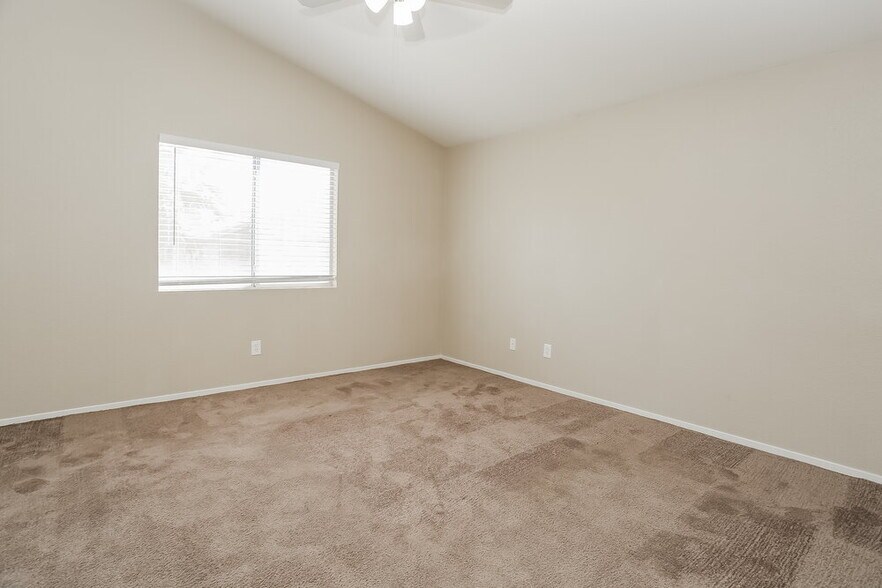 Building Photo - 2103 Point Morada Ave