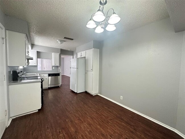 Building Photo - 12401 Tree Line Dr