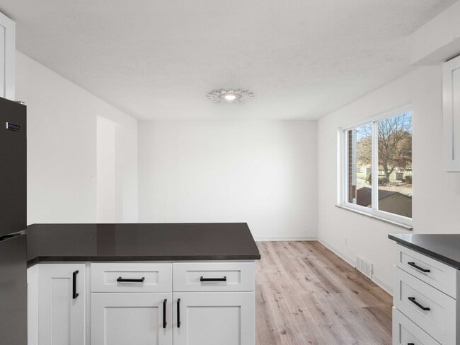Building Photo - AVAILABLE NOW! STUNNING 3 BEDROOM IN PENN ...