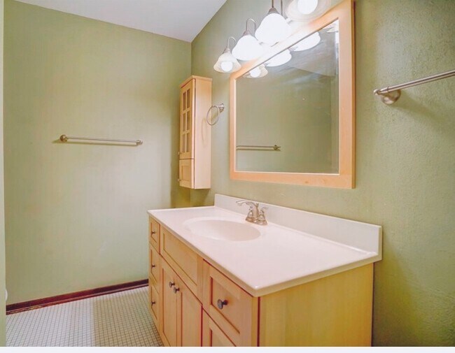 Building Photo - 115 Lakewood Gardens Ln