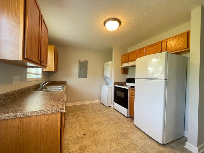 Building Photo - HALF OFF ONE MONTH AT 397B LOWER STONE!