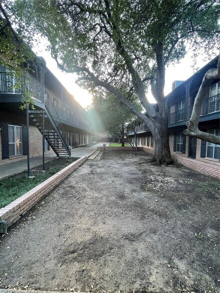 Building Photo - 6015 E University Blvd