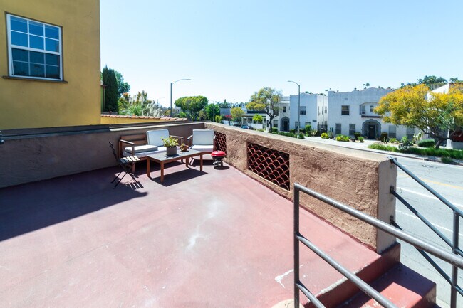 Building Photo - 836 Silverlake Blvd-