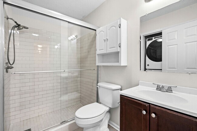 Building Photo - End unit of a Triplex within walking dista...