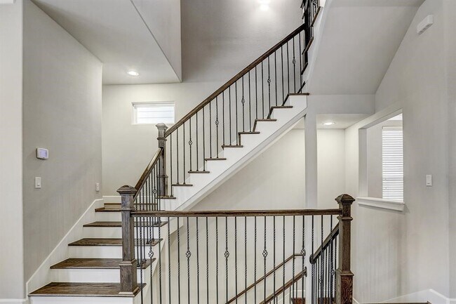 Building Photo - 1057 W 25th St