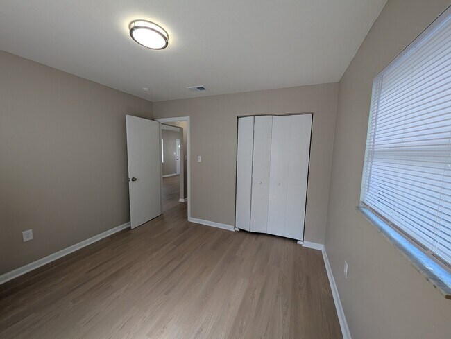 Building Photo - 3606 E Comanche Ave