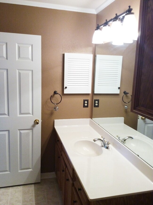 Building Photo - Great 3 bedroom, close to everything
