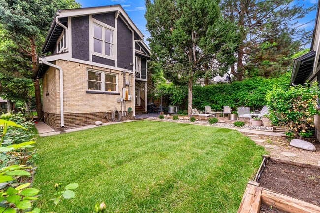 Building Photo - LOCATION LOCATION!! Stunning home located ...