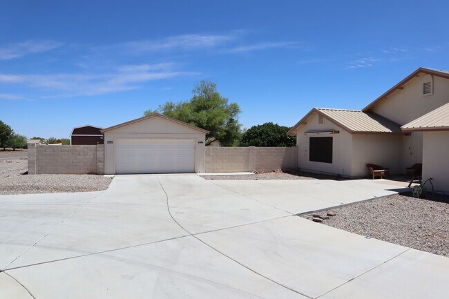 Building Photo - A Backyard Lover's Dream!!!