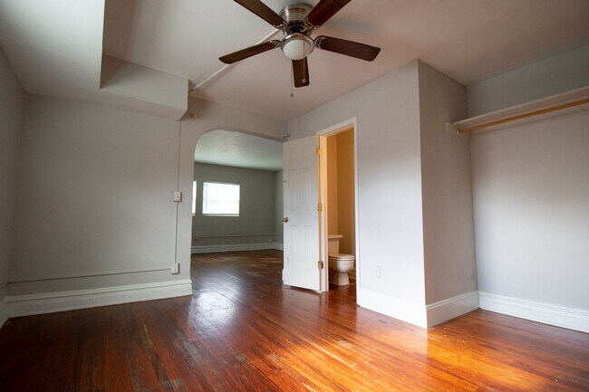 Building Photo - 408 W Howry Ave