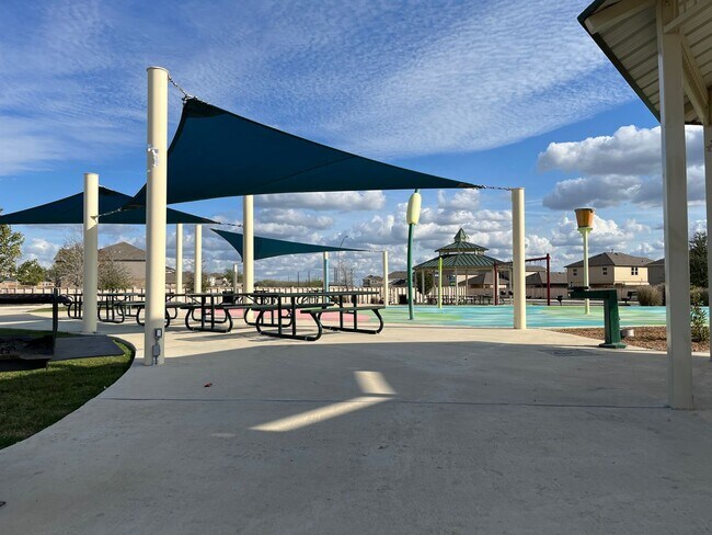 Building Photo - Beautiful 4 bedroom, 2.5 bathroom home in a great location!