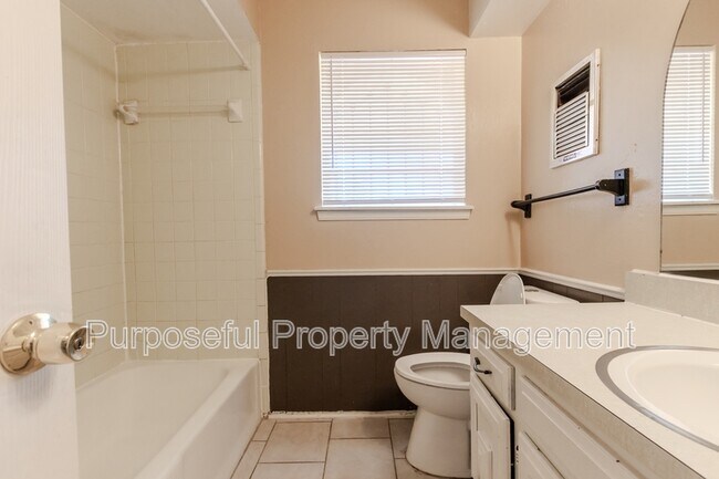 Building Photo - 809 Meadowgreen Dr