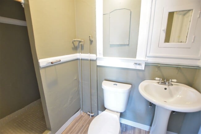 Building Photo - Bright Top-Floor 1 Bedroom in the Heart of...