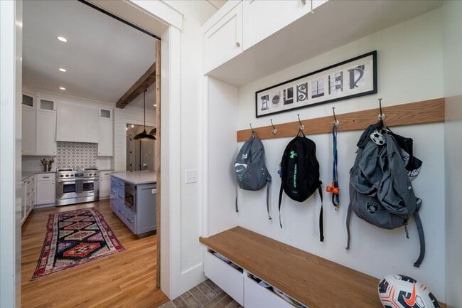 Building Photo - Fully Furnished Home In The Groves