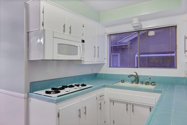 Building Photo - Charming Single-Story Pool Home in Prime Northridge Location