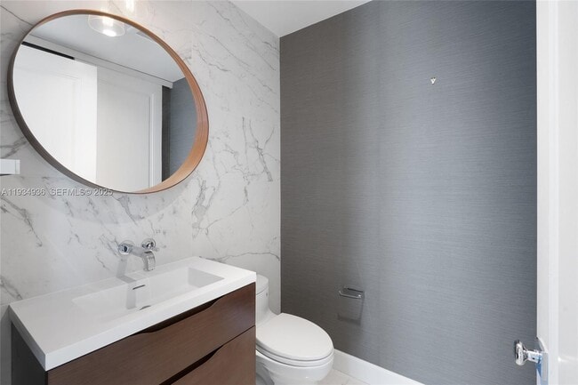 Building Photo - 1425 Brickell Ave