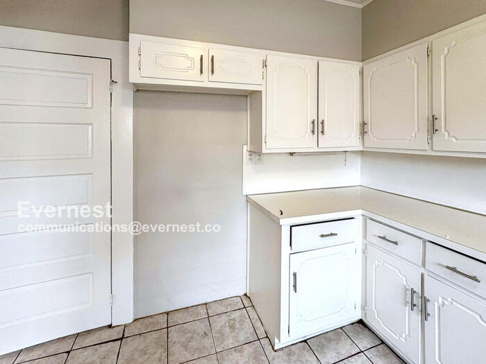 Building Photo - 525 53rd St Ens