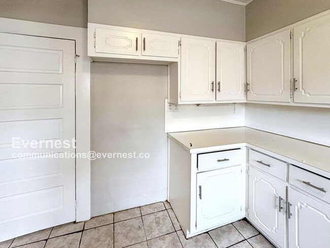 Building Photo - 525 53rd St Ens