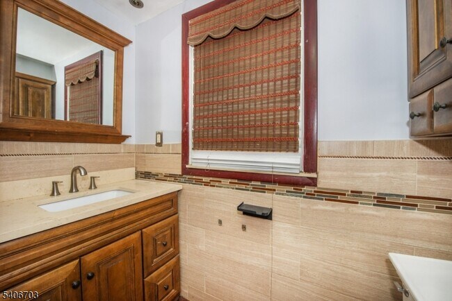 Building Photo - 86 Watsessing Ave