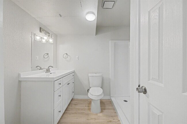 Building Photo - Fully renovated 1 bed, 1 bath apartments - Utilities Included