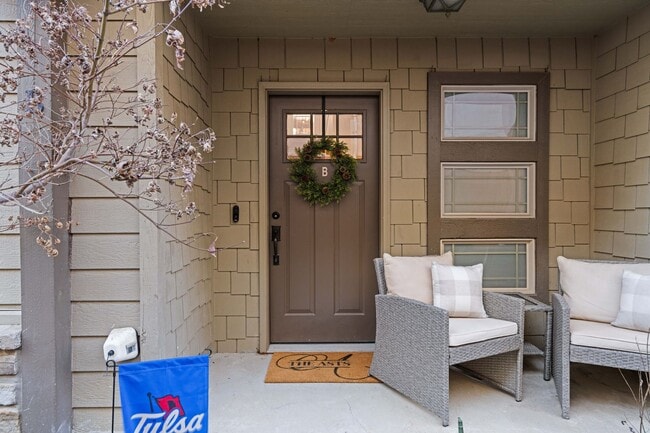 Building Photo - This luxurious townhouse on Cherry St.