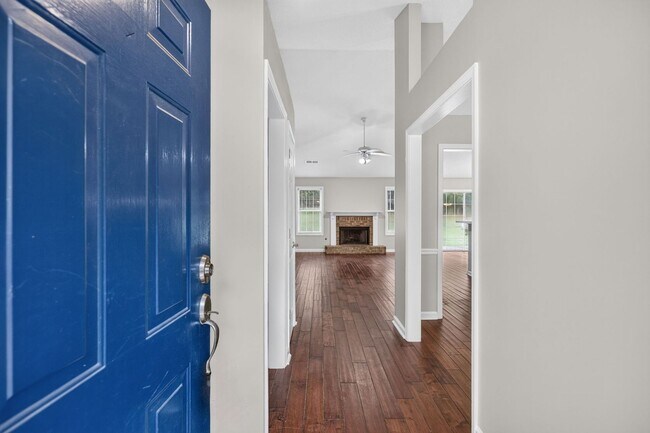 Building Photo - 390 Silverthorn Dr