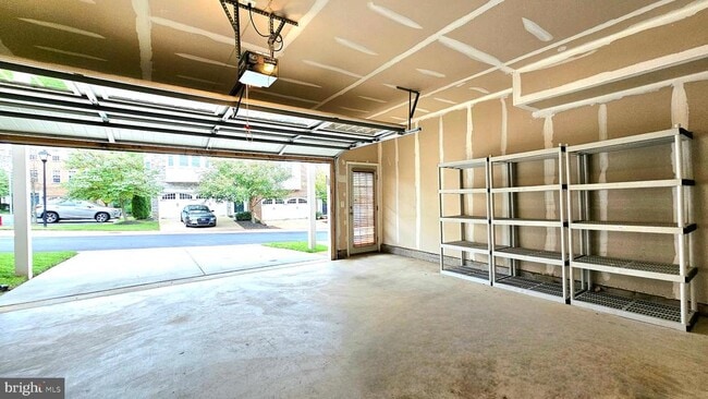 Building Photo - 10607 School St