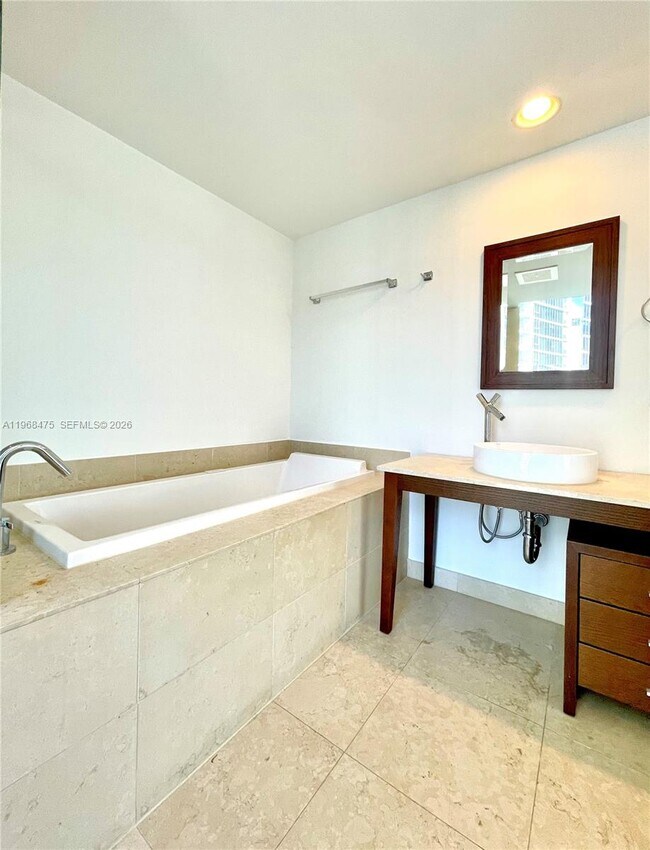 Building Photo - 495 Brickell Ave