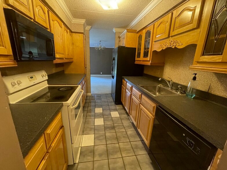 Kitchen - 493 Canberra Dr