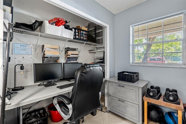 Building Photo - 3151 S Palm Aire Dr