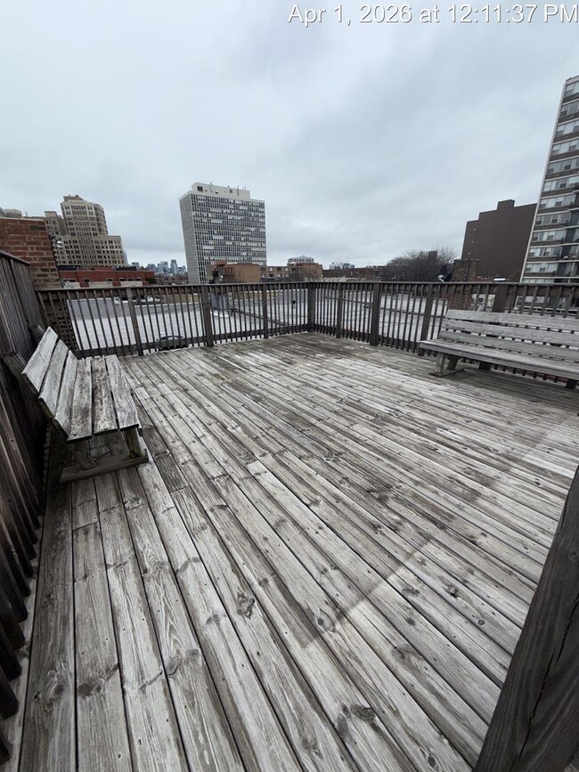 Building Photo - Stunning Top Floor 2 Bed, 2 Bath Condo Just Steps to the Lake