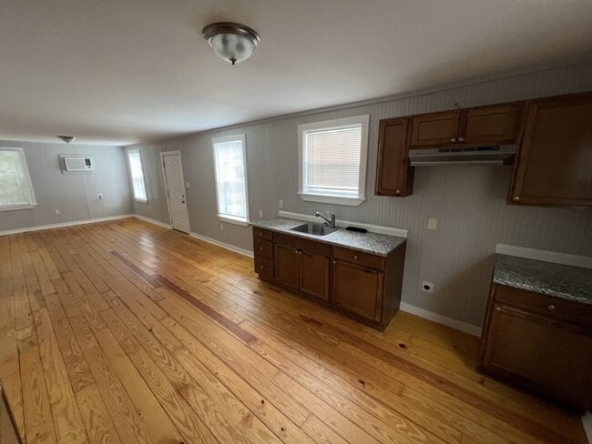 Building Photo - 3-Bedroom Home with Hardwood Floors & Open Living Space – Deposit Alternative Available!