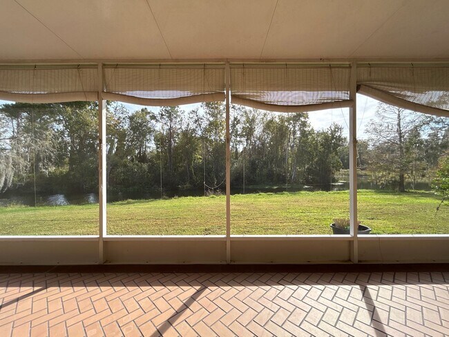 Building Photo - Beautiful Home with Water View in Eastwood!