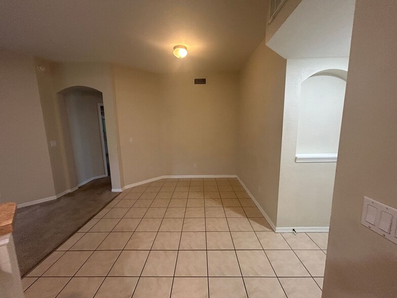 Building Photo - Spacious  3/2 ground floor unit