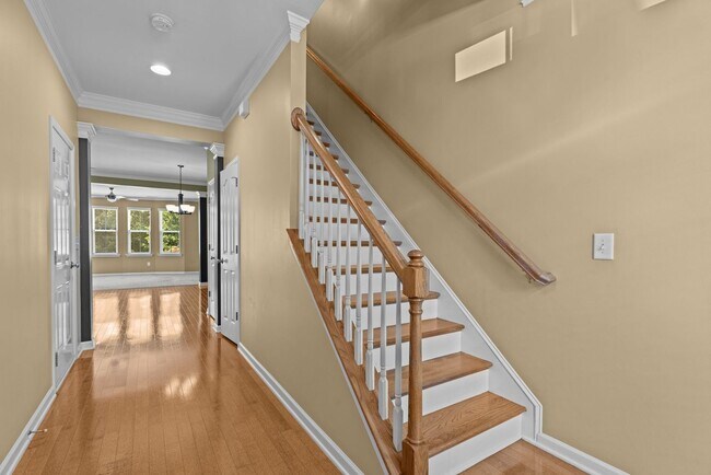Building Photo - Gorgeous 3 Bedroom Townhome w/ Premium Finishes & Amenities - Pet Friendly!