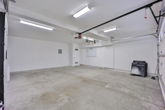 Building Photo - 492 Tyndall St