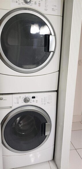 Building Photo - 331 Lakeview Dr