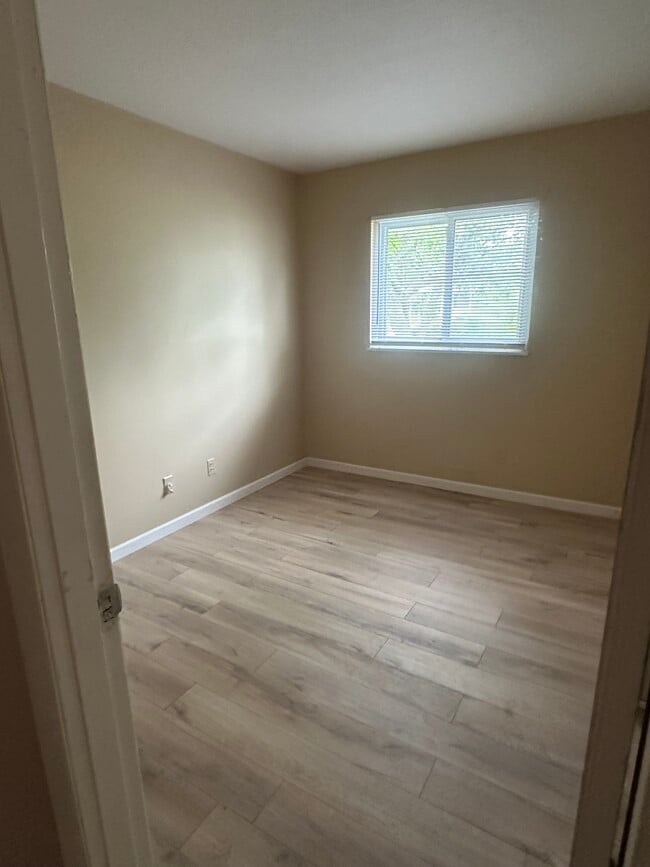 Building Photo - 1113 Rossiter Dr
