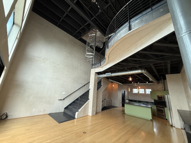Building Photo - 825 W Daggett Ave