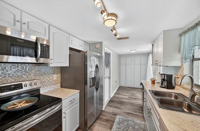 Building Photo - 7213 Isle Dr