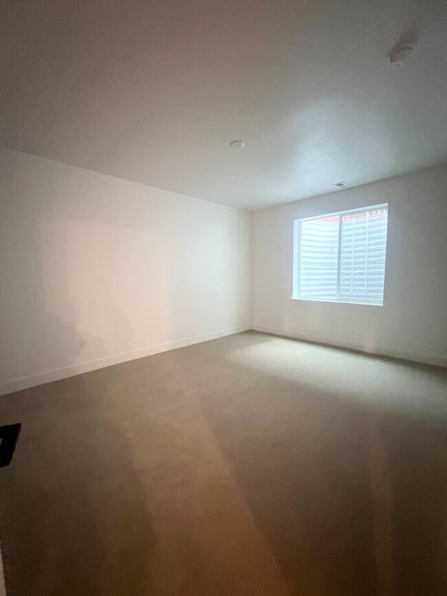 Building Photo - Brand New 5bd/4ba Located in the desirable Raindance neighborhood