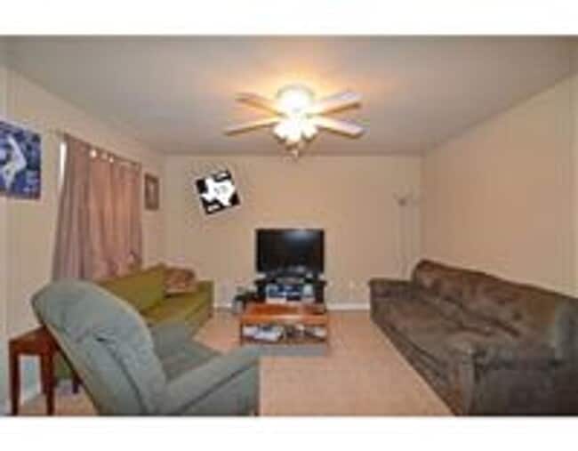 Building Photo - Large 3/2 duplex with large fenced back yard