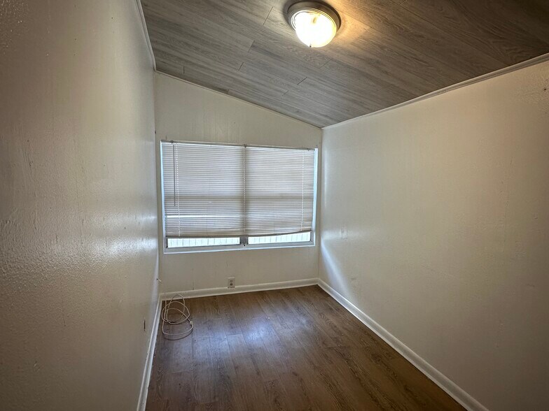 Building Photo - 3107 E 29th Ave