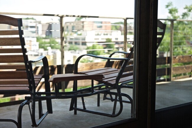 Building Photo - 4 bed / 4.5 bath flat in South Plaza overlooking UMKC and Brookside Blvd