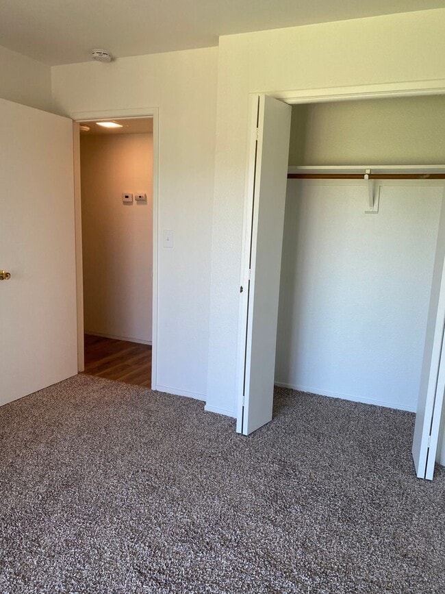 Building Photo - 2 Bedroom, 1 Bath with Garage near Hospital.