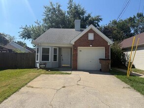 Building Photo - Cute Two Bedroom House in Donelson - Garage & Fenced Backyard