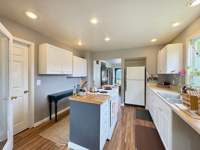 Building Photo - Charming Home for Lease